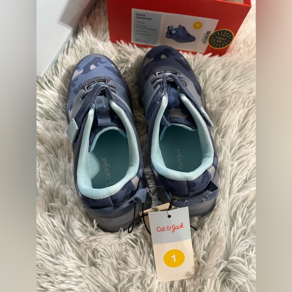 Brandew NWT Boy’s Reese Sneakers Light Up Navy Camouflage size 1 Cat & Jack